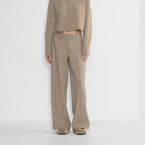 ISO Aritzia Lara Pant in Heather Nomad Taupe
Size 0 or 2